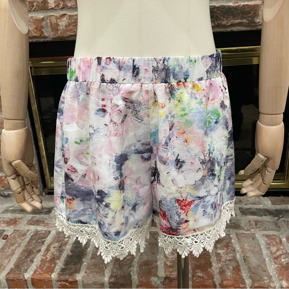 Floral abstract watercolor shorts with lace trim / M/L / Excellent condition - Picture 3 of 11